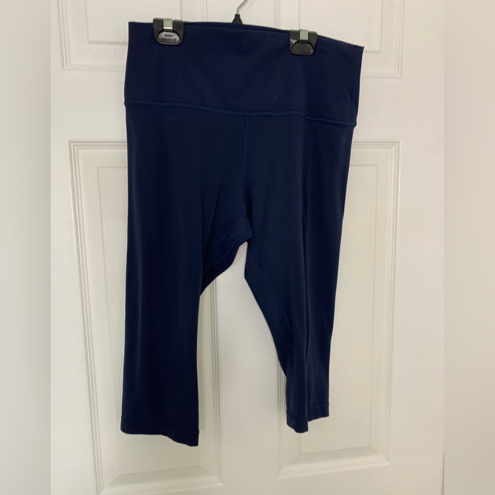 LULULEMON navy capris 10